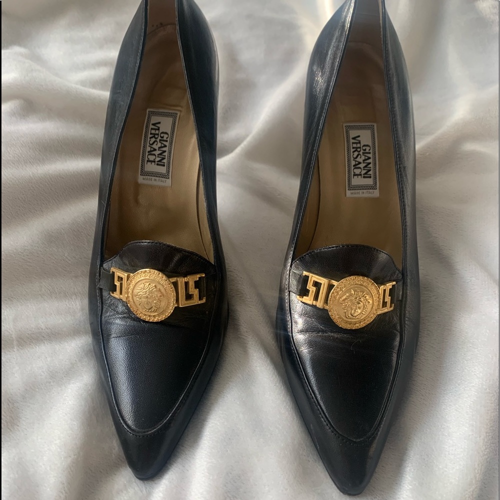 Authentic Gianni Versace black calfskin pumps gold Medusa hardware. Circa 90s.
